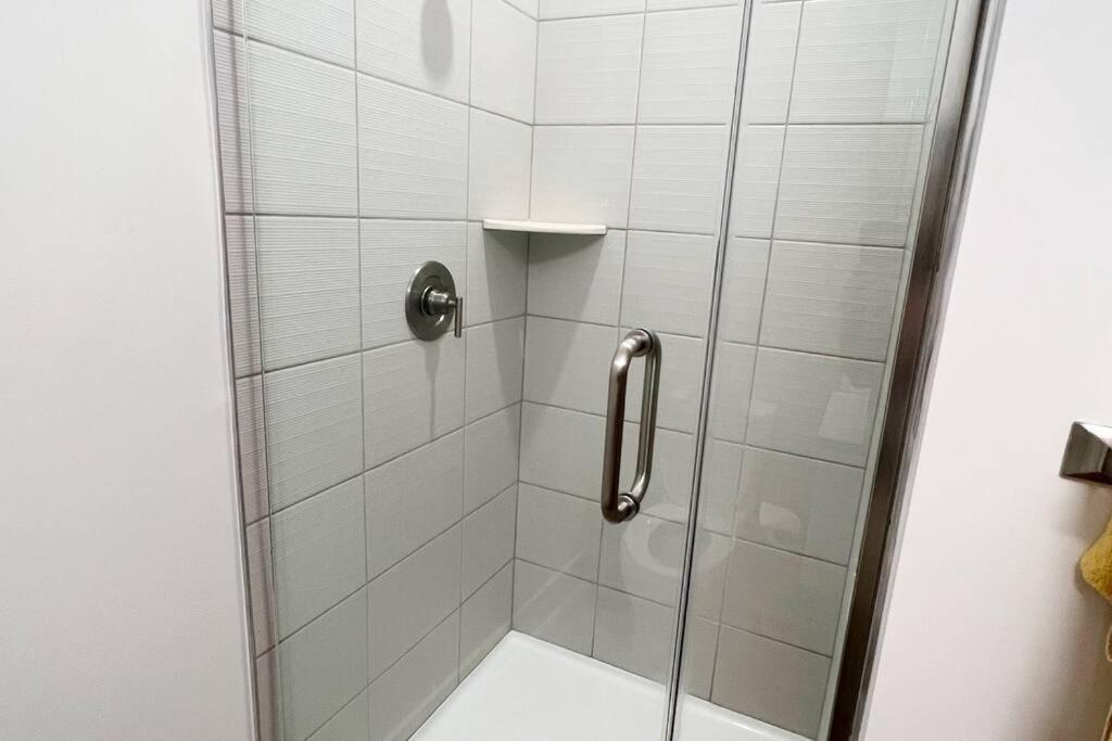Studio Apartment, Queen Bed, Wifi, Kitchen, Washer & Dryer In 夏洛特 外观 照片