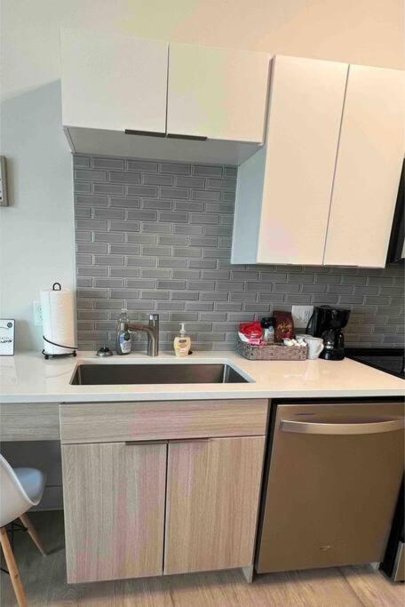 Studio Apartment, Queen Bed, Wifi, Kitchen, Washer & Dryer In 夏洛特 外观 照片